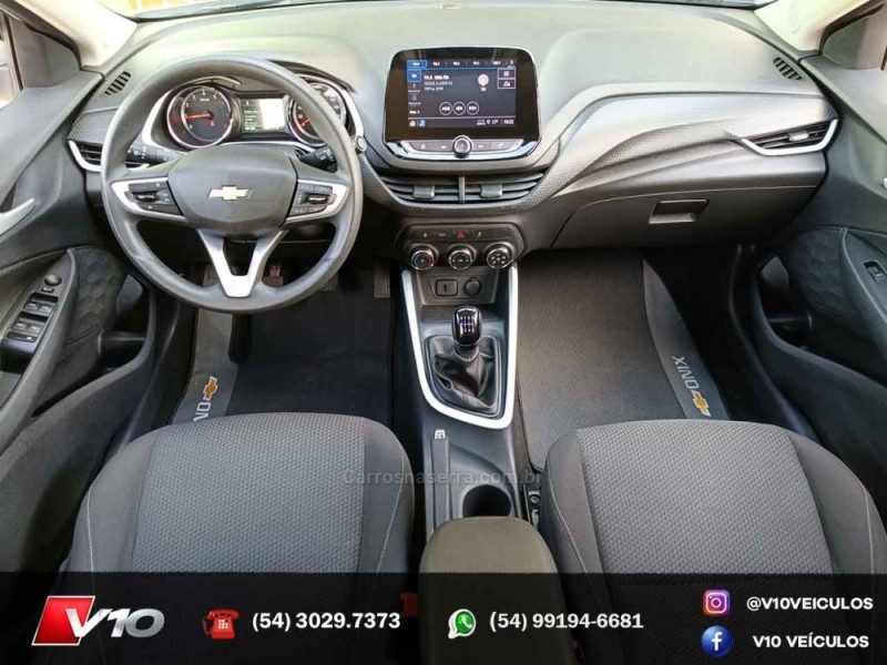 CHEVROLET - ONIX - 2022/2023 - Prata - R$ 79.900,00