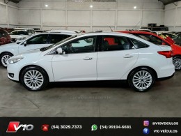 FORD - FOCUS - 2016/2017 - Branca - R$ 69.900,00