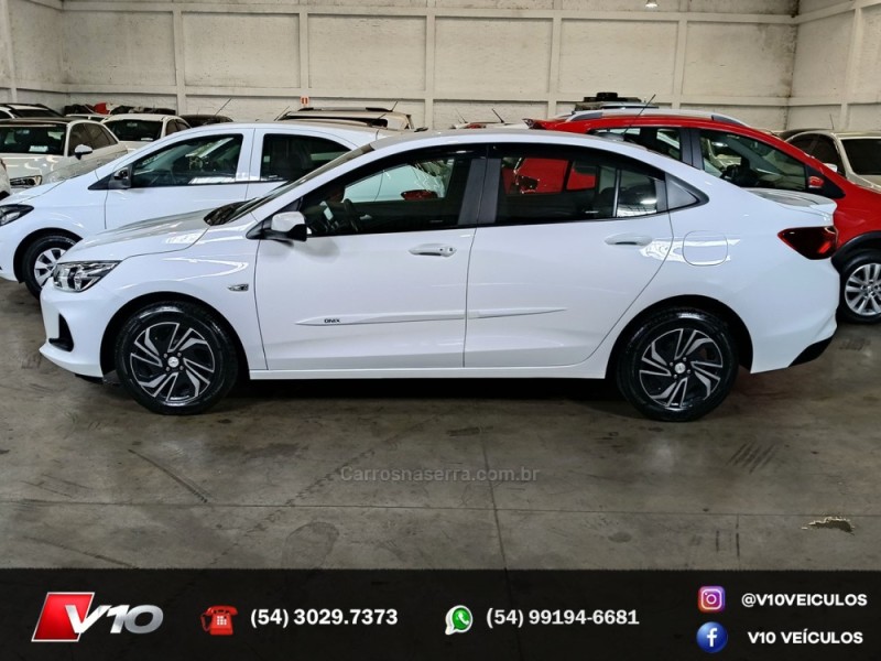 CHEVROLET - ONIX - 2023/2024 - Branca - R$ 74.900,00