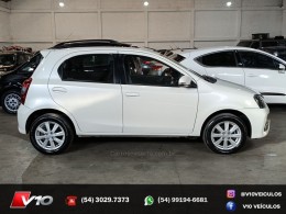 TOYOTA - ETIOS - 2018/2019 - Branca - R$ 59.900,00
