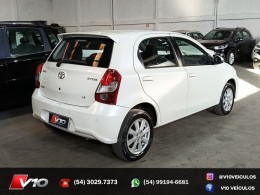TOYOTA - ETIOS - 2018/2019 - Branca - R$ 59.900,00