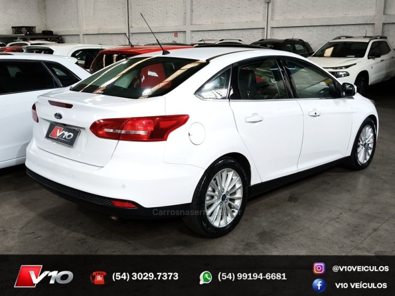 FORD - FOCUS - 2016/2017 - Branca - R$ 66.900,00